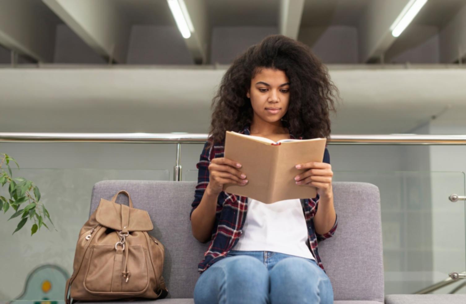 Profesional trabajando con documentos financieros y planificación estratégica